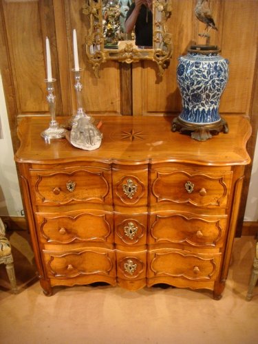 Commode arbalète galbée d'époque Louis XV - Mobilier Style Louis XV