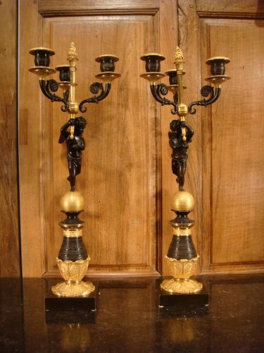 Paire de candélabres en bronze "aux Amours" époque Restauration - Luminaires Style Restauration - Charles X