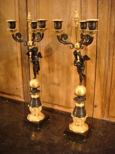 Luminaires Bougeoirs et Chandeliers - Paire de candélabres en bronze "aux Amours" époque Restauration