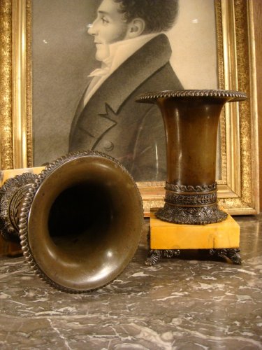 Paire de coupes cornets en bronze et marbre époque Restauration - Antiquaires Balzeau & Brion