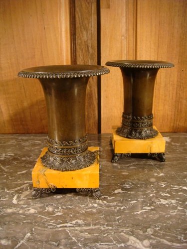 XIXe siècle - Paire de coupes cornets en bronze et marbre époque Restauration