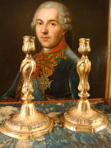 Luminaires Bougeoirs et Chandeliers - Paire de flambeaux en bronze doré du début XIXe siècle