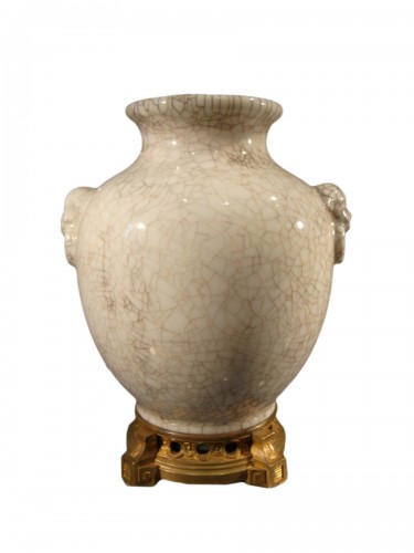Vase en porcelaine craquelé monté en bronze