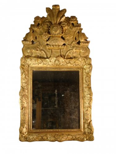 Miroir en bois doré fronton aux oiseaux, époque Régence