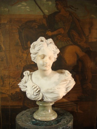 Sculpture jeune Femme en marbre début XVIIIe siècle - Antiquaires Balzeau & Brion