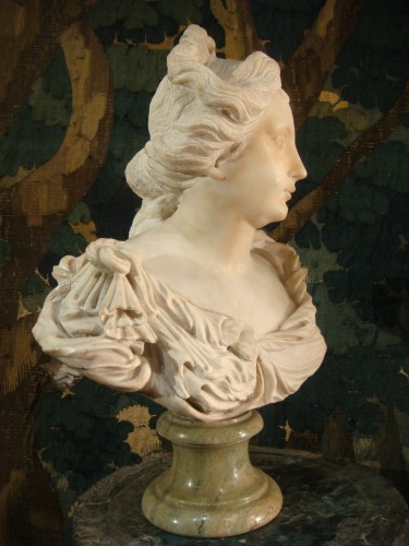 XVIIIe siècle - Sculpture jeune Femme en marbre début XVIIIe siècle