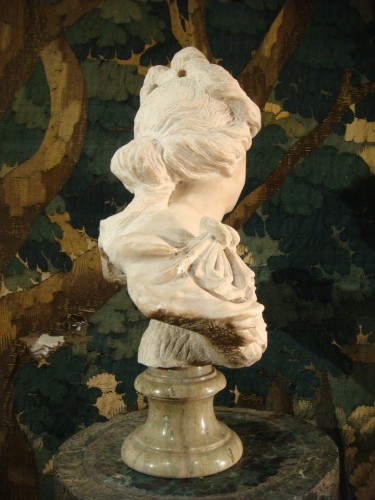 Antiquités - Sculpture jeune Femme en marbre début XVIIIe siècle