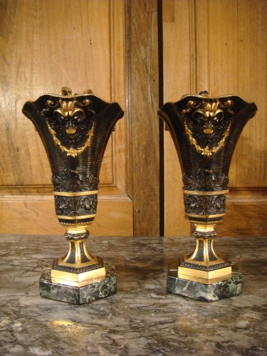 Objet de décoration Cassolettes, coupe et vase - Paire de Hanaps aux dragons ailés en bronze