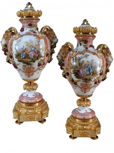 Paire de grands vases en cassolettes en porcelaine