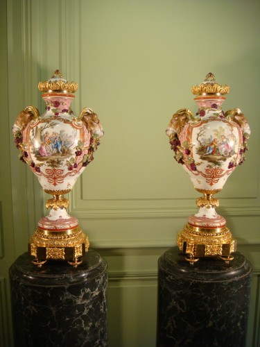 Paire de grands vases en cassolettes en porcelaine - Céramiques, Porcelaines Style Napoléon III