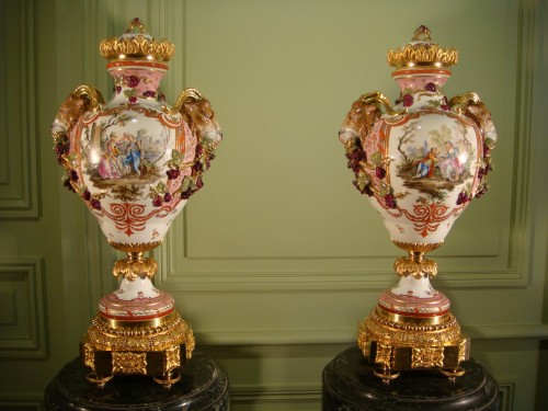 Céramiques, Porcelaines  - Paire de grands vases en cassolettes en porcelaine