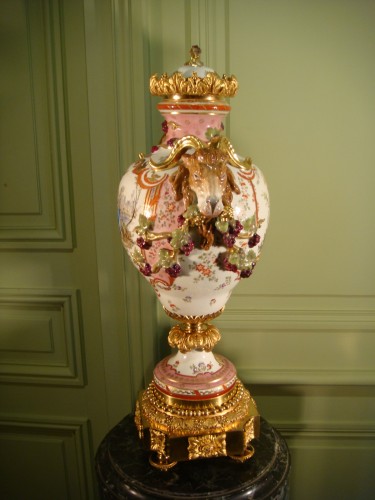 XIXe siècle - Paire de grands vases en cassolettes en porcelaine