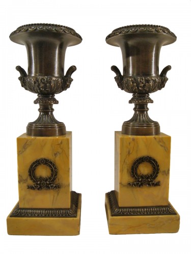 Paire de cassolettes en bronze aux vases Medicis