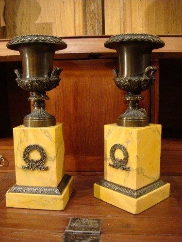 Paire de cassolettes en bronze aux vases Medicis - Antiquaires Balzeau & Brion