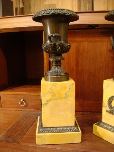 Antiquités - Paire de cassolettes en bronze aux vases Medicis