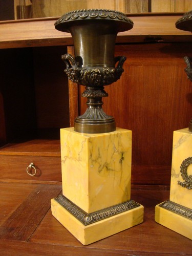 Antiquités - Paire de cassolettes en bronze aux vases Medicis