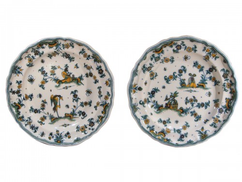 Paire de grandes Assiettes en faience de Moustiers XVIIIe siècle