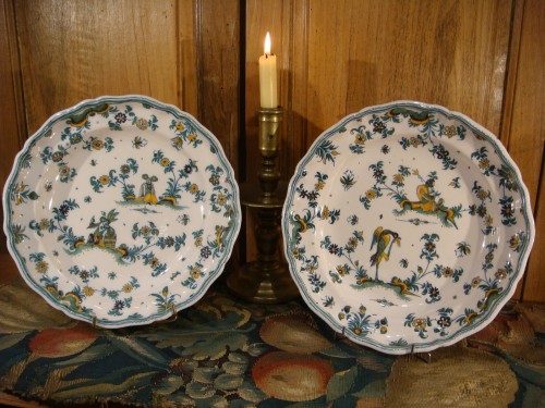 Paire de grandes Assiettes en faience de Moustiers XVIIIe siècle - Céramiques, Porcelaines Style Louis XV