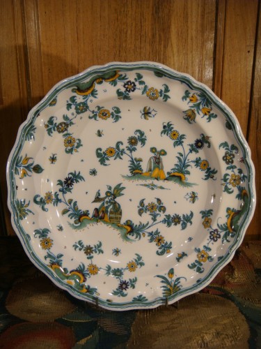 Paire de grandes Assiettes en faience de Moustiers XVIIIe siècle - Antiquaires Balzeau & Brion