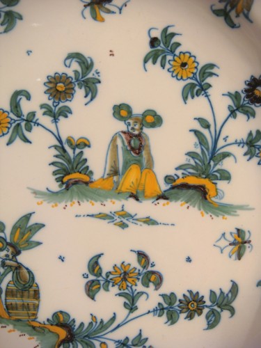 Paire de grandes Assiettes en faience de Moustiers XVIIIe siècle - Louis XV