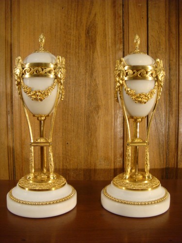 Objet de décoration Cassolettes, coupe et vase - Paire de cassolettes formant bougeoirs - Epoque XIXe