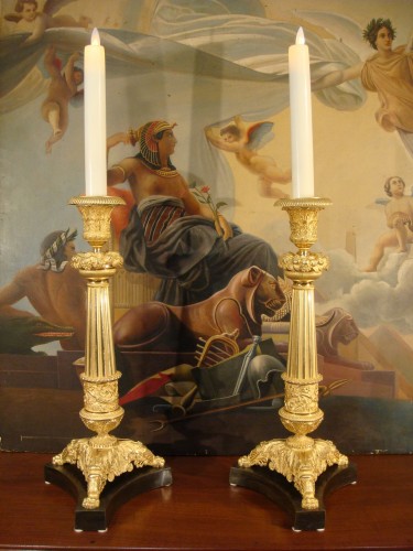 Paire de bougeoirs Charles X en bronze. - Luminaires Style Restauration - Charles X