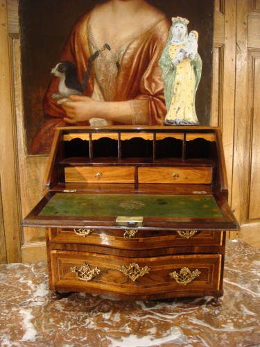 Oeuvre de Maitrise, commode scriban travail de l’Est de la France - Epoque XVIIIe - Objets de Curiosité Style Transition