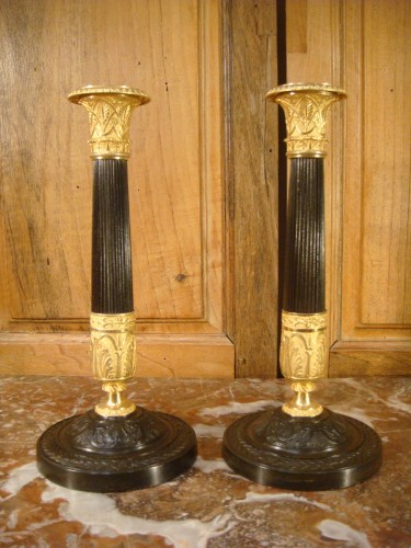 Paire de Bougeoirs en bronze brun et bronze doré - Epoque Restauration - Antiquaires Balzeau & Brion
