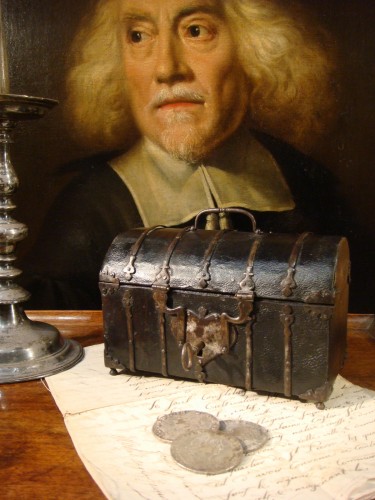 Coffret bombé en cuir et garniture en fer du XVIIe siècle - Objets de Vitrine Style Louis XIV