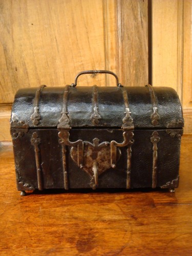 Curved leather case with iron fittings from the 17th century - 