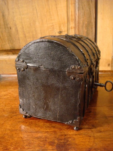 XVIIe siècle - Coffret bombé en cuir et garniture en fer du XVIIe siècle