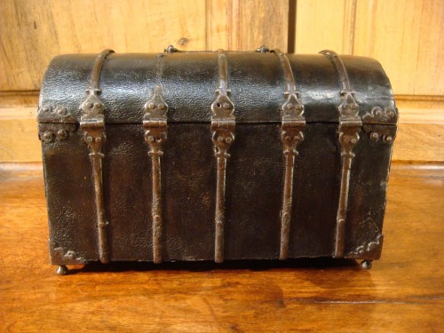 Coffret bombé en cuir et garniture en fer du XVIIe siècle - Louis XIV