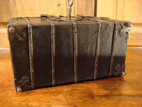 Louis XIV - Curved leather case with iron fittings from the 17th century