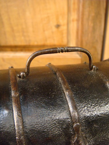 Antiquités - Curved leather case with iron fittings from the 17th century