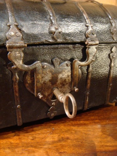 Antiquités - Curved leather case with iron fittings from the 17th century