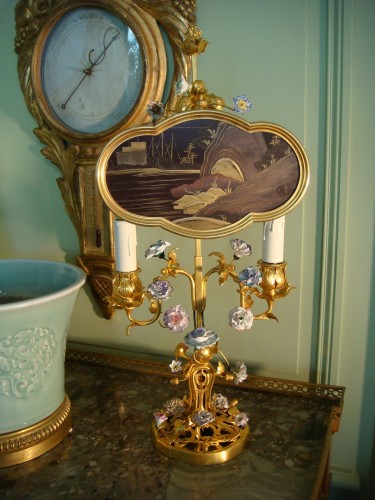 Lampe écran en bronze doré porcelaine et laque - Luminaires Style Napoléon III