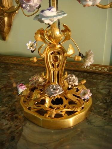 Lampe écran en bronze doré porcelaine et laque - Antiquaires Balzeau & Brion