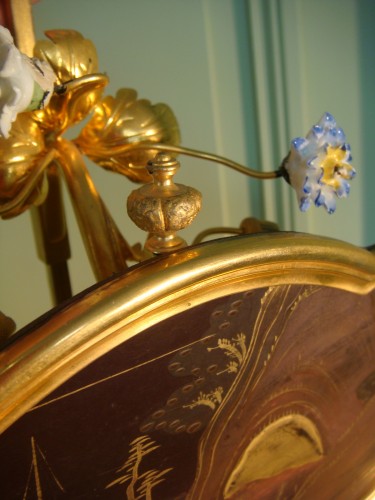 Antiquités - Lampe écran en bronze doré porcelaine et laque