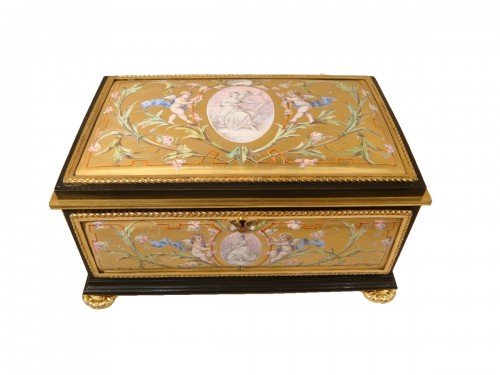 Coffret à bijoux à plaques d'émail doré