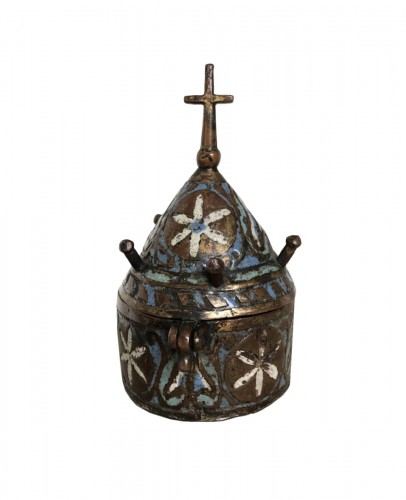 Pyxide en cuivre champlevé, émaillé et doré, Limoges XIIIe siècle
