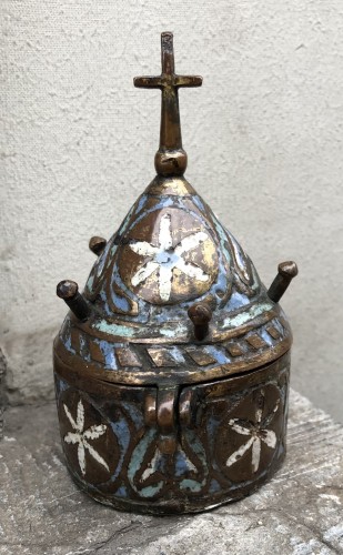 Art sacré, objets religieux  - Pyxide en cuivre champlevé, émaillé et doré, Limoges XIIIe siècle