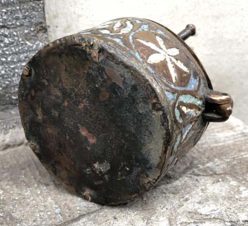 XIe au XVe siècle - Pyxide en cuivre champlevé, émaillé et doré, Limoges XIIIe siècle