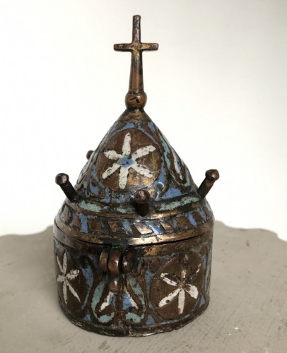  - Pyxide en cuivre champlevé, émaillé et doré, Limoges XIIIe siècle