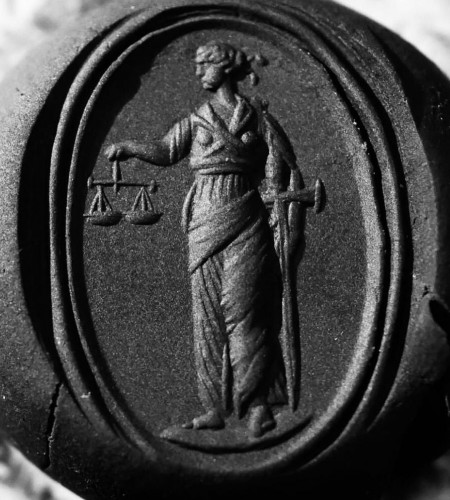 Gold Ring Intaglio Justitia circa 1800 - Antique Jewellery Style 