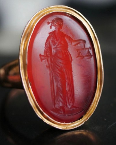 Gold Ring Intaglio Justitia circa 1800 - 