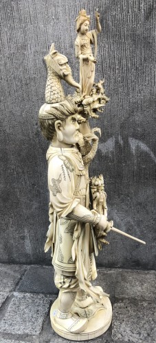 Un okimono japonais exceptionnellement grand d'un chef de guerre - Arts d
