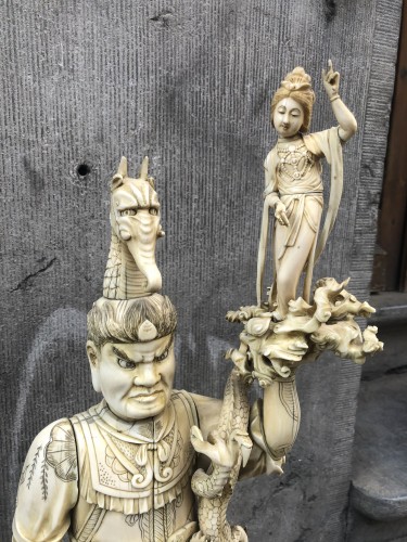 Un okimono japonais exceptionnellement grand d'un chef de guerre - Antiques Prové