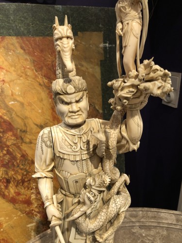 XIXe siècle - Un okimono japonais exceptionnellement grand d'un chef de guerre