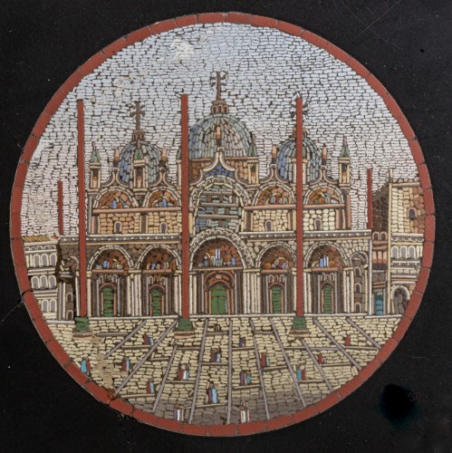 19th century - An Italian Micromosaic inlaid Nero Del Belgio circular table top .