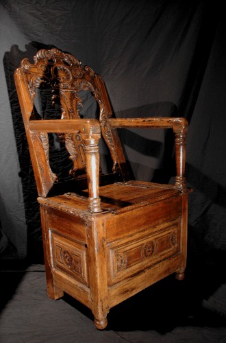 Antiquités - Fauteuil à coffret début XVIeI siècle